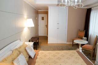 Отель Old City Bucharest NF Hotels Бухарест Стандартный двухместный номер с 1 кроватью-1